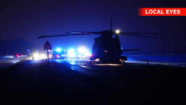 Flyvevåbnets redningshelikopter, EH101 Merlin ses også på ulykkesstedet.