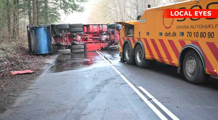 Skraldebil vælter og spærre begge vejbaner